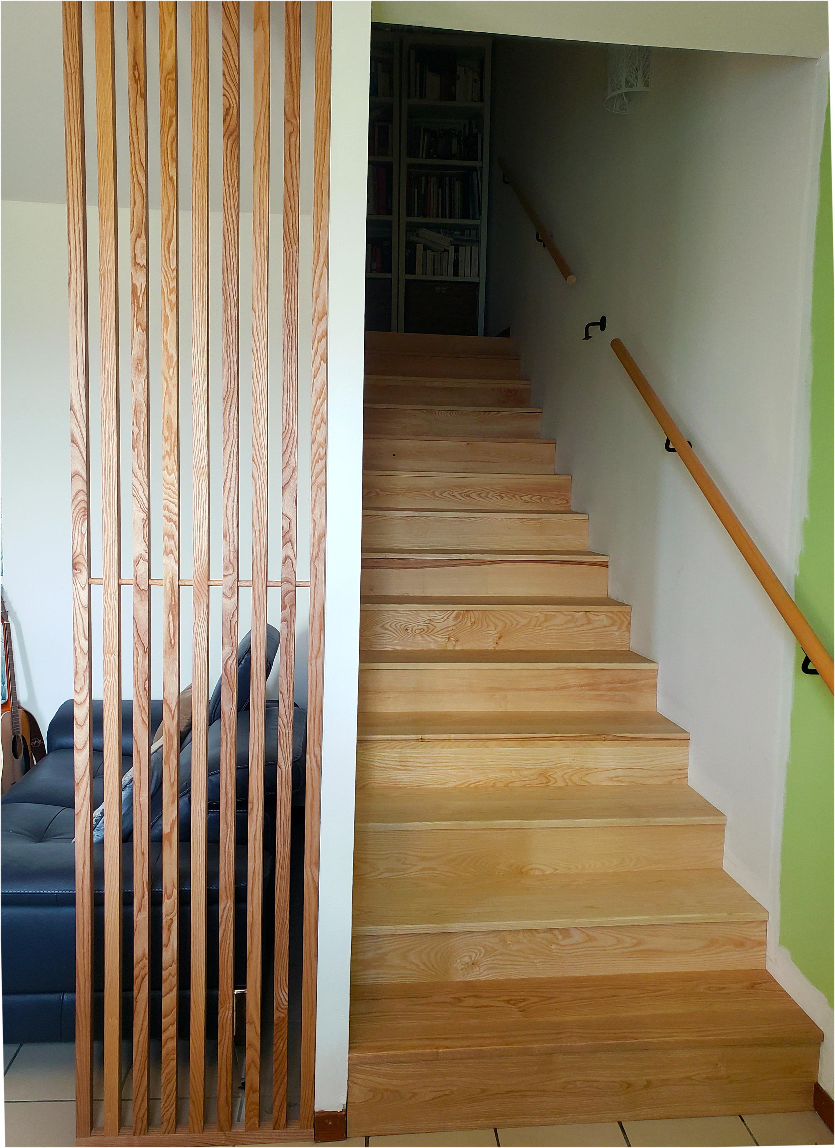Escalier en frêne (collé sur escalier béton) et petit claustra en frêne également. Finition huilée.
